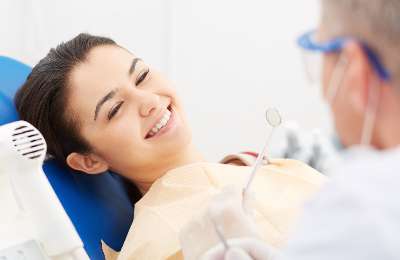 স্মাইল ডেন্টাল কেয়ারে চিকিৎসার পর খুশি রোগীর হাসি