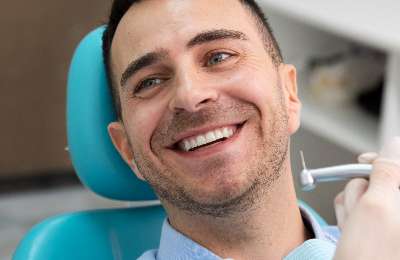 স্মাইল ডেন্টাল কেয়ারে চিকিৎসার পর খুশি রোগীর হাসি