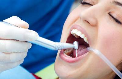 স্মাইল ডেন্টাল কেয়ারে সেবার পর সন্তুষ্ট রোগীর হাসি